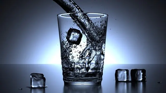 Tomar agua reduce el riesgo de contraer alguna enfermedad